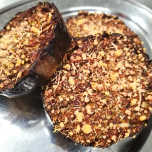 Aubergine coupée en deux avec du parmesan gratiné
