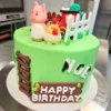 Gâteau haut vert avec des personnages en pâte à sucre