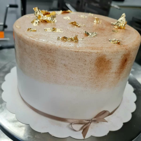 Gâteau blanc et cuivré