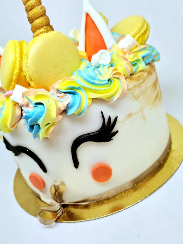 Gâteau avec décoration tête de licorne