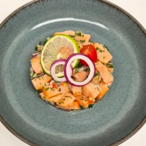 Tartare de saumon avec lamelle d'oignon rouge et citron