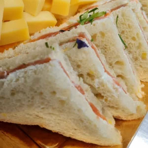 Petits sandwich au saumon en forme de triangle