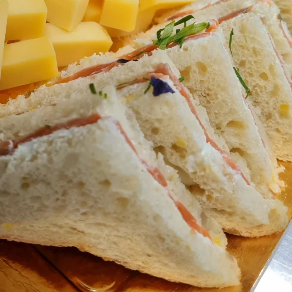 Petits sandwich au saumon en forme de triangle