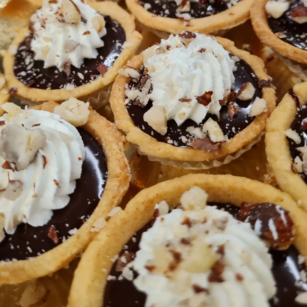 Mini tartelettes au chocolat et à la chantilly
