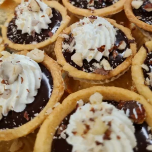 Mini tartelettes au chocolat et à la chantilly