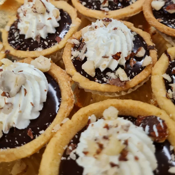 Mini tartelettes au chocolat et à la chantilly