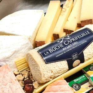 Plateau contenant plusieurs sortes de fromages