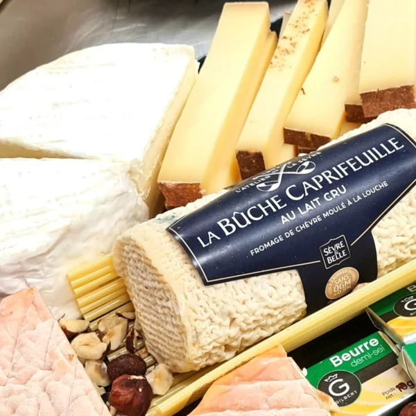 Plateau contenant plusieurs sortes de fromages