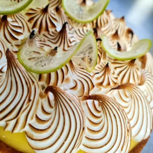 Tartelette au citron avec de la meringue et des lamelles fines de citron