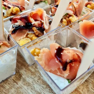 Verrine à la mousse de noix avec du jambon cru