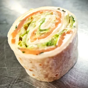 Petit wrap roulé au fromage et au saumon fumé